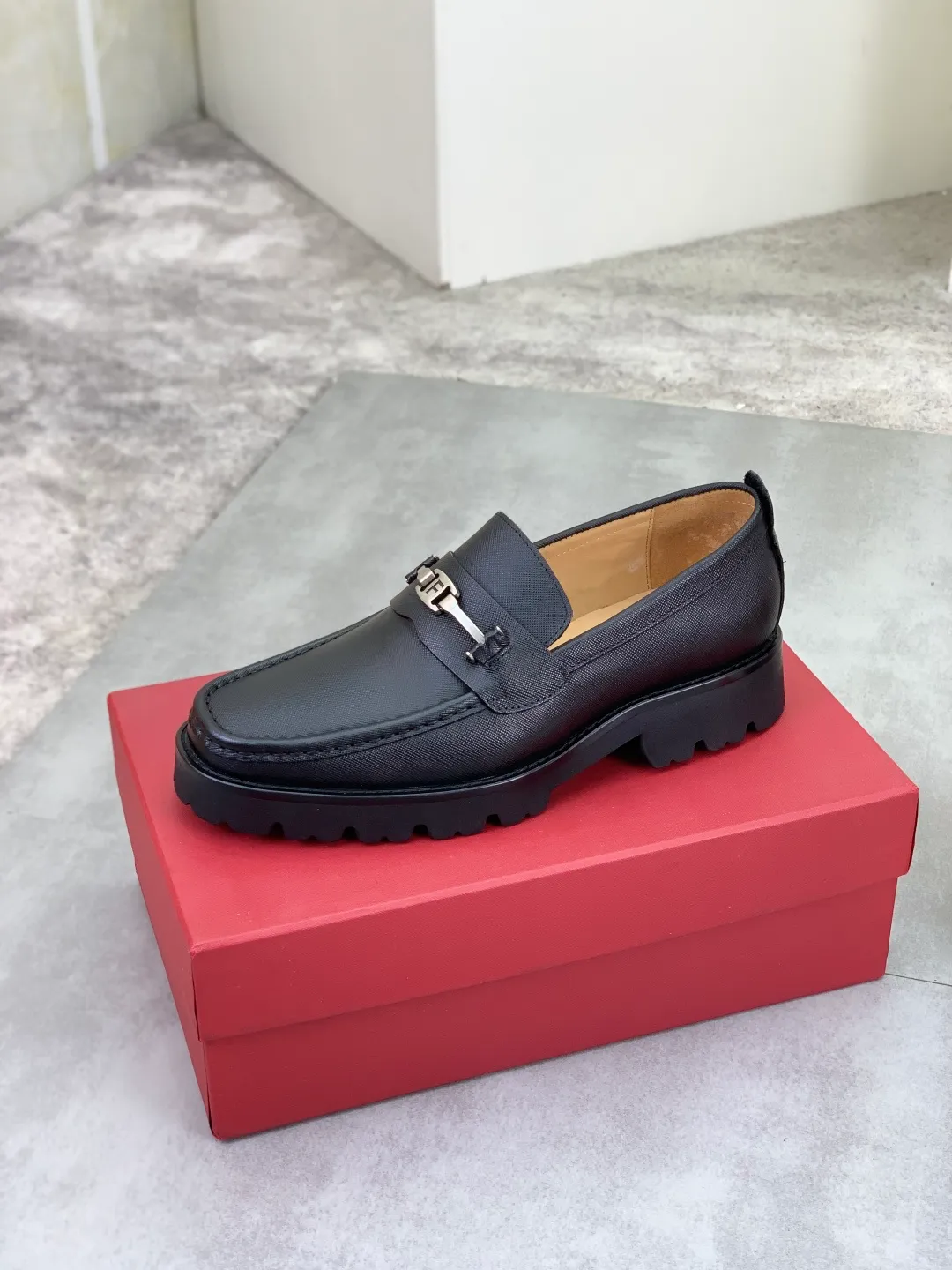 Men's Men's Shoes 💰P480💰[New Style] Water-dyed Niuli 🆘[Salvatore Ferragamo] Ferragamo's latest casual business leather shoes for men! Listed simultaneously! The fabric is made of specially imported original calfskin, and the interior is made of imported water-dyed cowhide. It is absolutely luxurious and leads the fashion trend. Matching code: 38-44 (45 and 46 can be customized) Multiple colors available